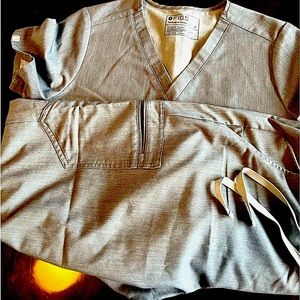 Figs Graphite grey scrub set